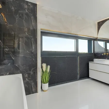 Dazzling With Balcony And 3 Parking Spaces In By Renters Prestige Appartement Szczecin